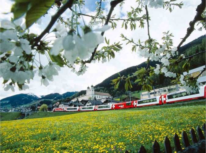 5_Glacier Express vor dem Kloster Disentis - Schoene Aussichten Touristik (c) swiss-image.ch